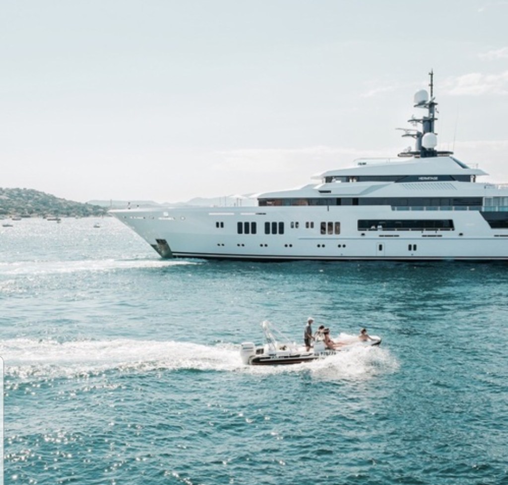 Above the beach line (the model in print&nbsp;)